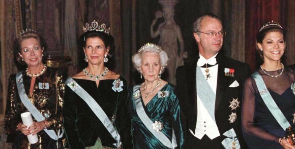 image: Kastet diadem til 350.000 kroner i elva
